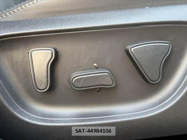 Toyota YARIS CROSS 2023-05 7227774-28
