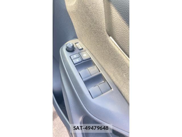 Toyota YARIS CROSS 2021-04 8102984-16