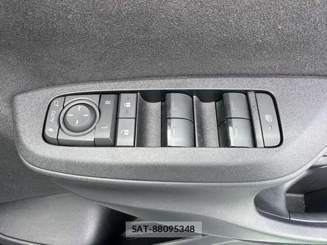 Toyota YARIS CROSS 2025-08 8133182-12