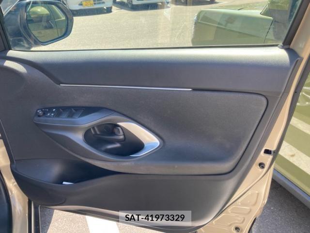 Toyota YARIS CROSS 2021-08 8338677-12