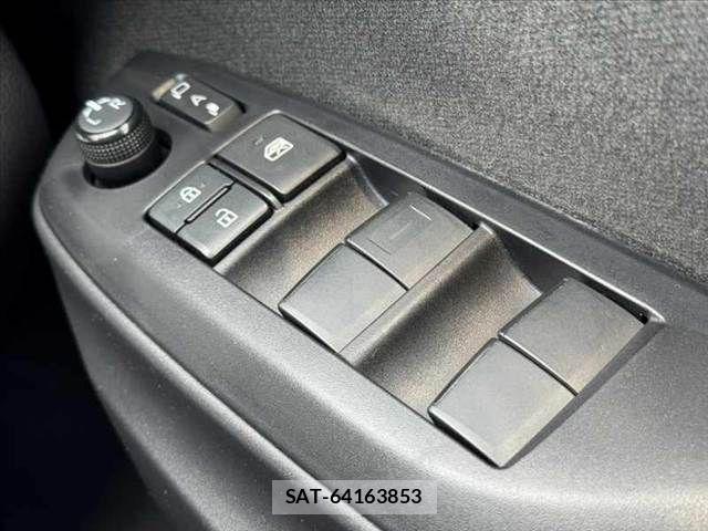 Toyota YARIS CROSS 2021-07 8355964-28