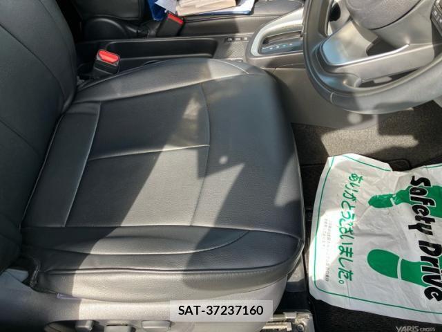 Toyota YARIS CROSS 2021-06 8370009-16