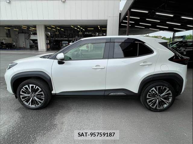 Toyota YARIS CROSS 2021-11 8747113-16