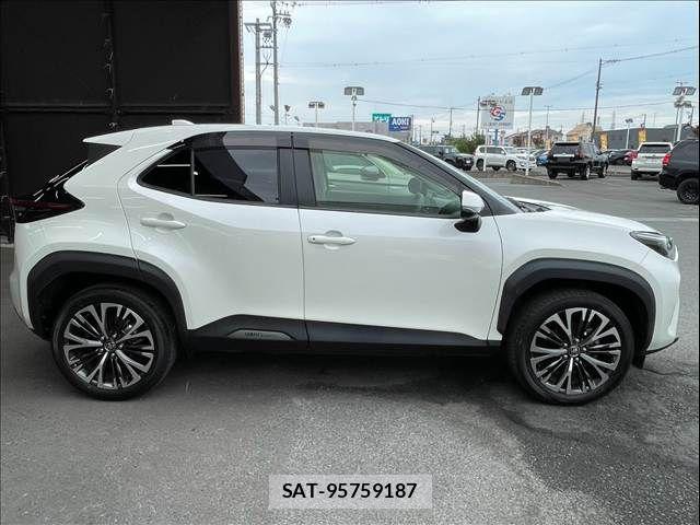 Toyota YARIS CROSS 2021-11 8747113-17