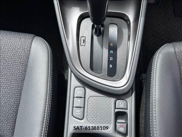 Toyota YARIS CROSS 2024-10 8747103-15