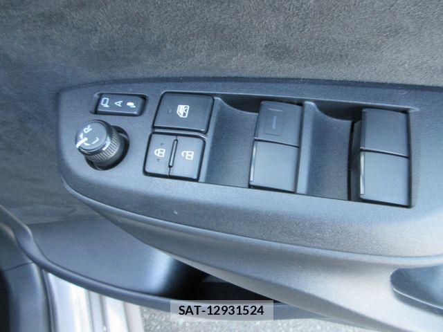 Toyota YARIS 2023-08 6916113-24