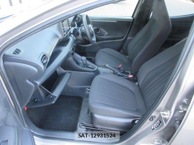 Toyota YARIS 2023-08 6916113-28