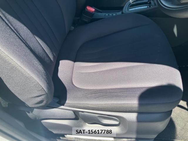 Toyota YARIS 2020-07 6916121-13