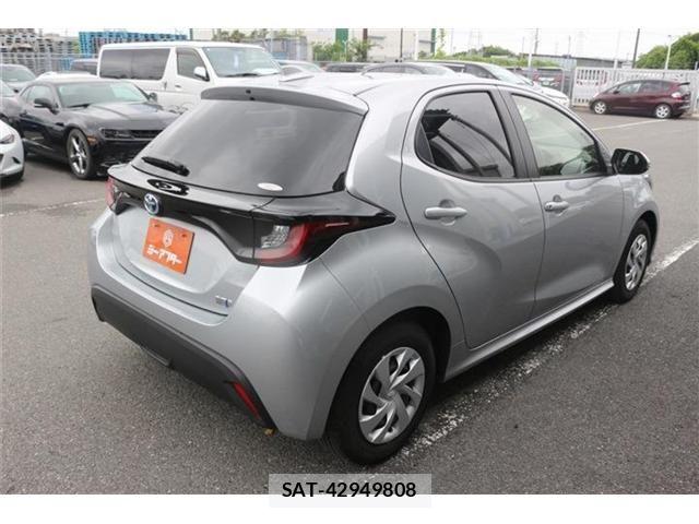 Toyota YARIS 2023-08 7621677-11