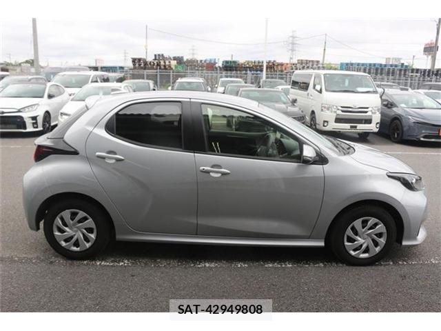 Toyota YARIS 2023-08 7621677-12