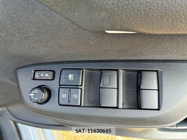 Toyota YARIS 2023-06 8133199-21