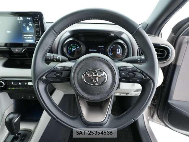 Toyota YARIS 2020-06 8211210-13