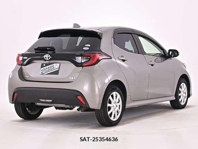 Toyota YARIS 2020-06 8211210-17