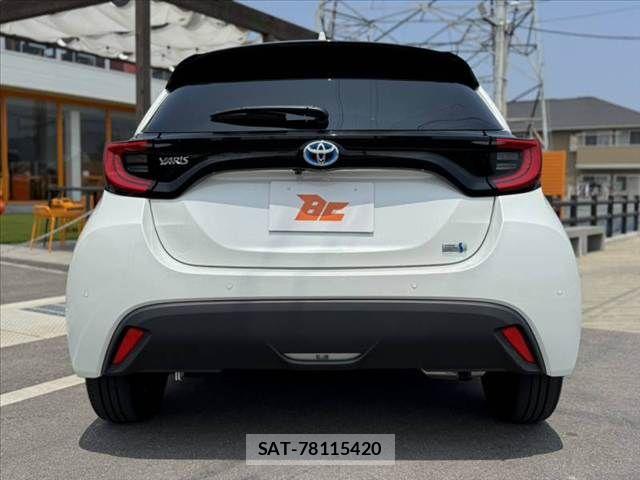 Toyota YARIS 2021-11 8211212-13