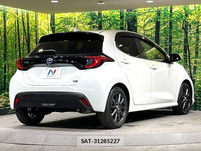 Toyota YARIS 2021-05 8318337-16