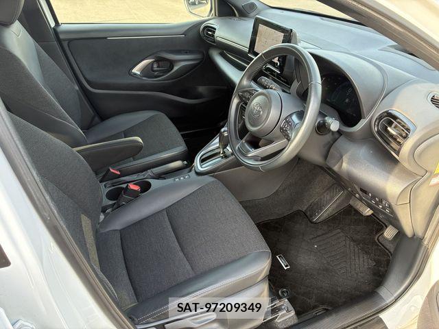 Toyota YARIS 2024-02 8318338-12