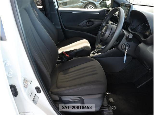 Toyota YARIS 2023-07 8338683-16