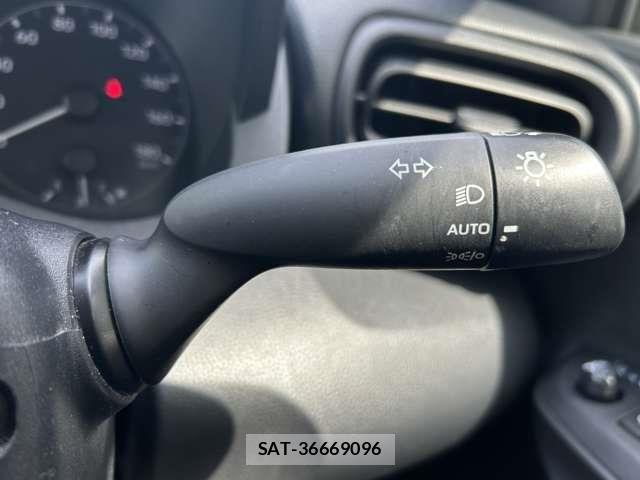 Toyota YARIS 2023-06 8338682-14