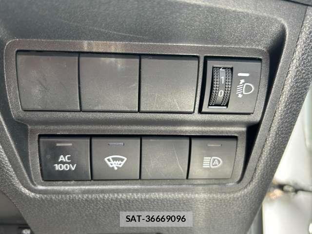 Toyota YARIS 2023-06 8338682-18