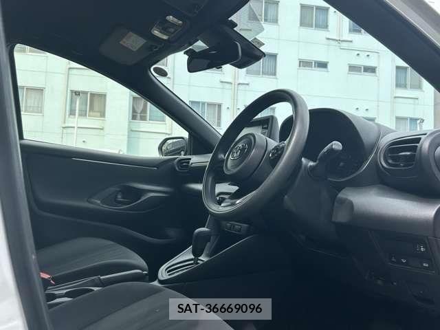 Toyota YARIS 2023-06 8338682-25