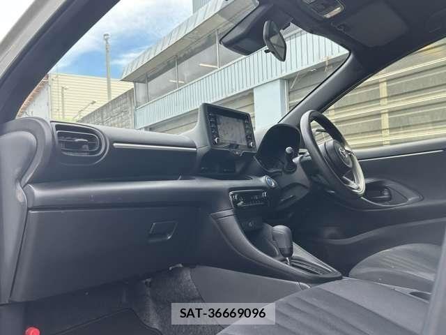 Toyota YARIS 2023-06 8338682-26