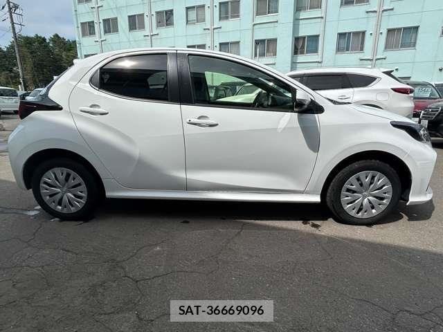 Toyota YARIS 2023-06 8338682-3