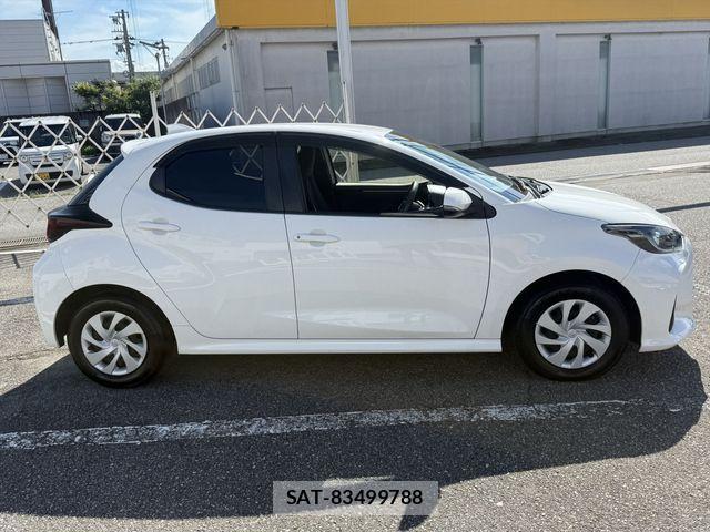 Toyota YARIS 2021-08 8884702-3
