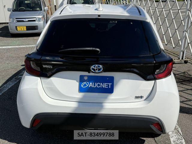 Toyota YARIS 2021-08 8884702-5
