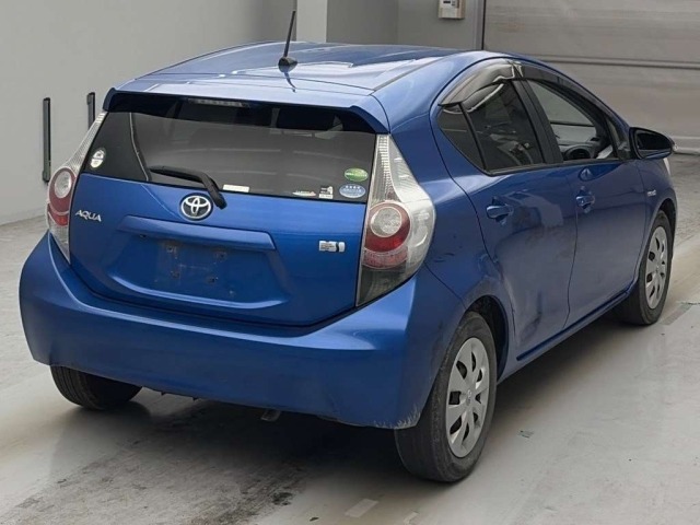 Toyota AQUA 2013 457477-1