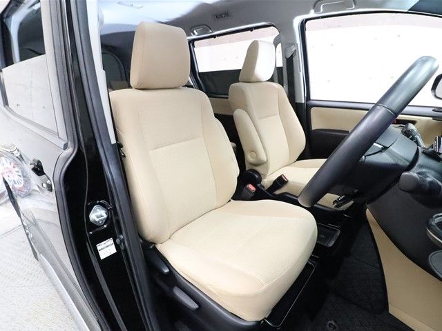 Toyota NOAH HYBRID 2014-09 180370-3