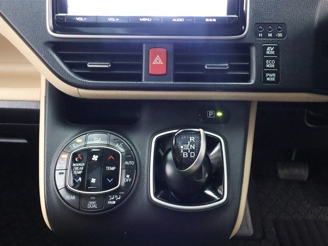 Toyota NOAH HYBRID 2014-09 180370-11
