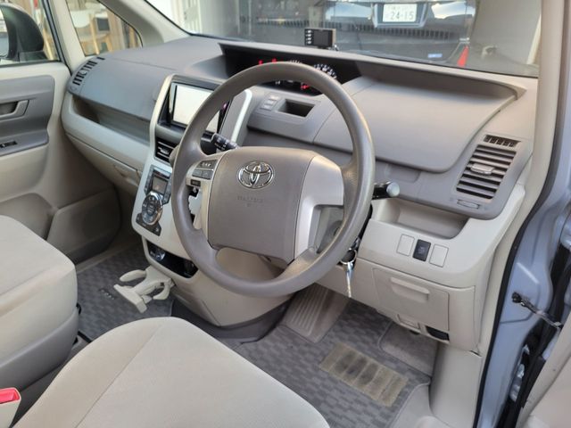 Toyota NOAH 2013-12 180284-25