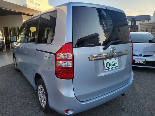 Toyota NOAH 2013-12 180284-14