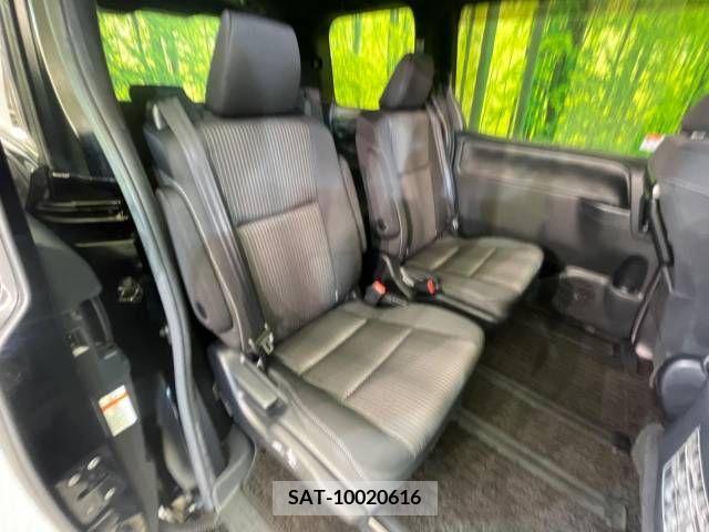 Toyota VOXY 2018-07 337580-9