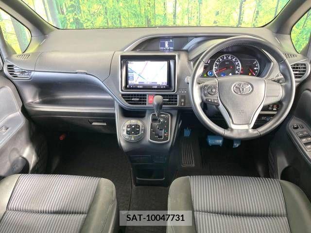 Toyota VOXY 2015-10 235328-1