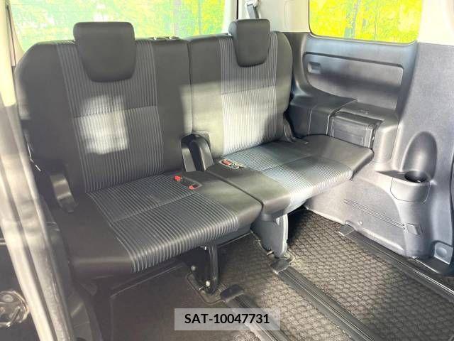 Toyota VOXY 2015-10 235328-9