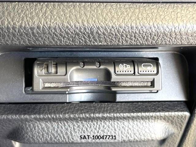 Toyota VOXY 2015-10 235328-6