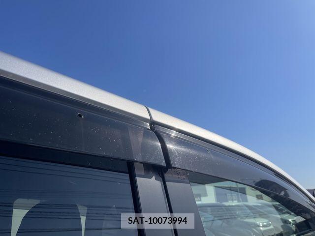 Toyota NOAH 2017-02 330103-3