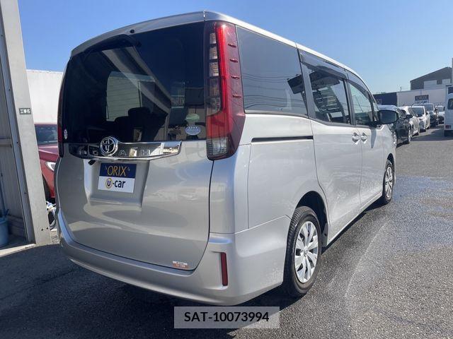 Toyota NOAH 2017-02 330103-2