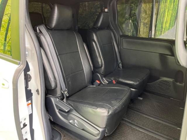 Toyota NOAH HYBRID 2017-10 19443-8