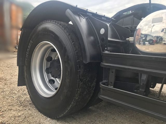 Nissan QUON 2017-12 6925-13