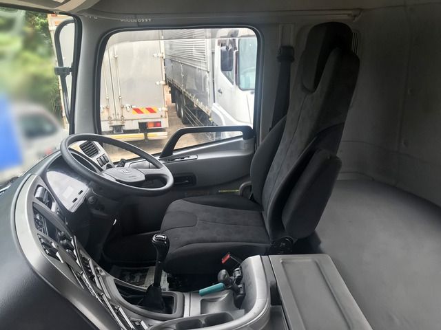 Nissan QUON 2017-12 6925-2