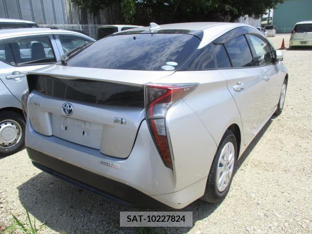 Toyota PRIUS 2018-01 328884-4