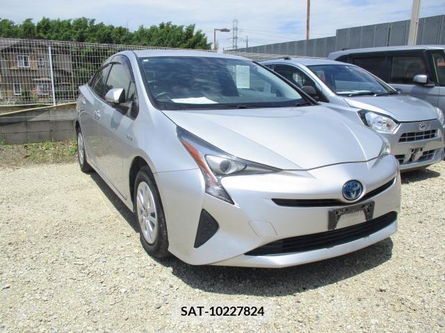 Toyota PRIUS 2018-01 328884-0