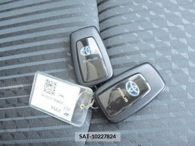 Toyota PRIUS 2018-01 328884-11