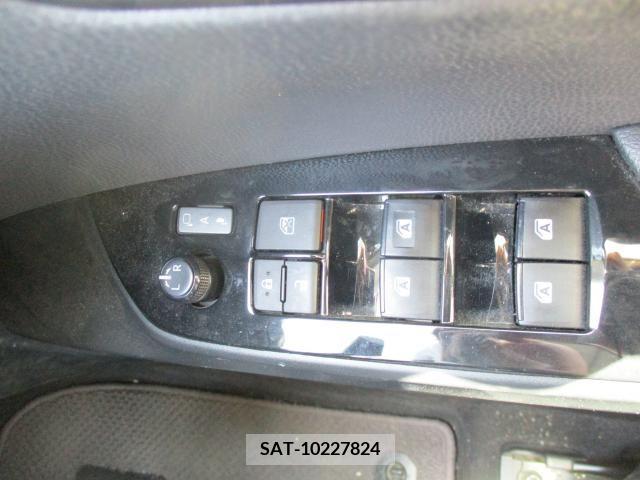 Toyota PRIUS 2018-01 328884-9