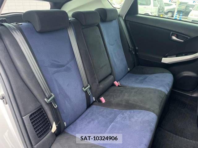 Toyota PRIUS 2013-06 322131-9