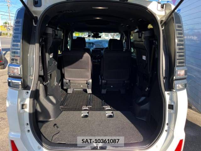 Toyota VOXY 2018-03 370440-11