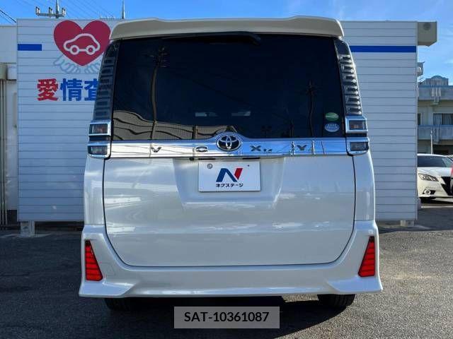 Toyota VOXY 2018-03 370440-16