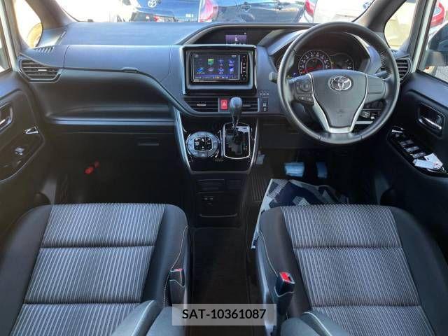 Toyota VOXY 2018-03 370440-1